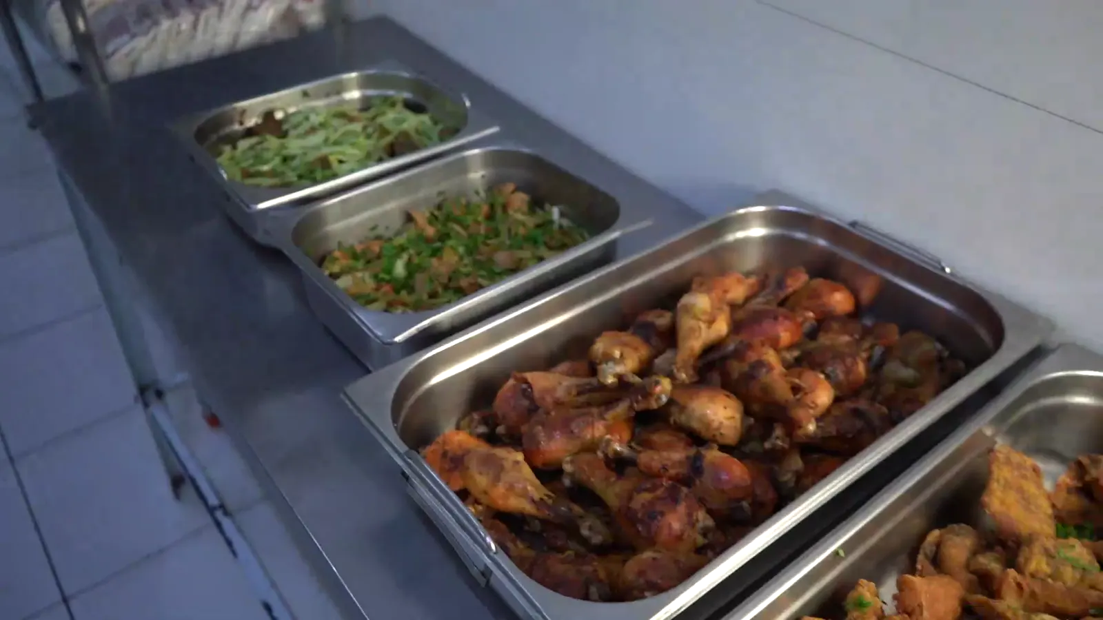 Cubas de aço inox com a comida servida no buffet de um refeitório da Gran Vitória