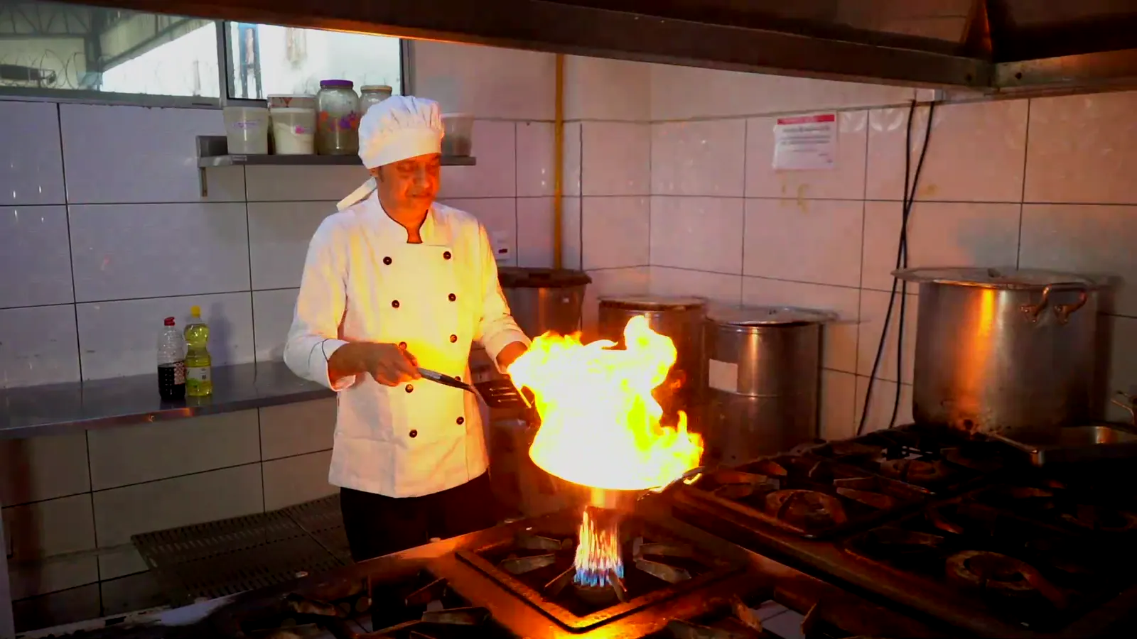 Chef preparando um prato na cozinha da Gran Vitória