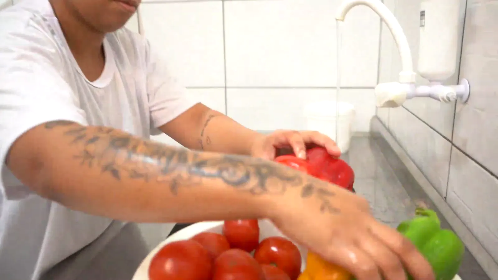 Lavagem das verduras na cozinha da Gran Vitória