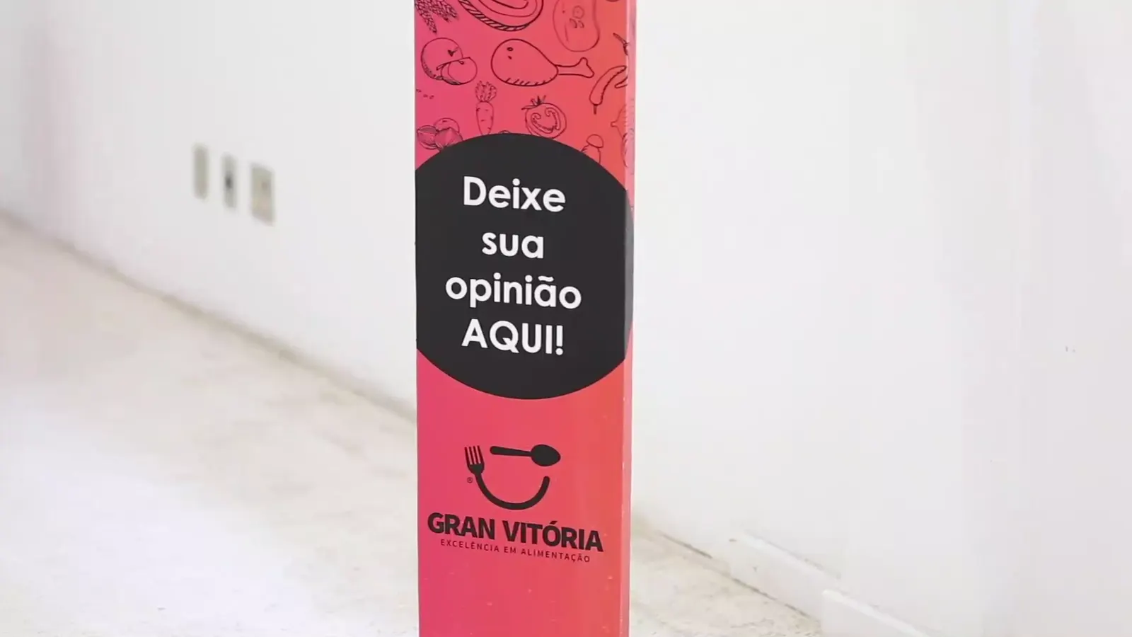 Totem com a mensagem 