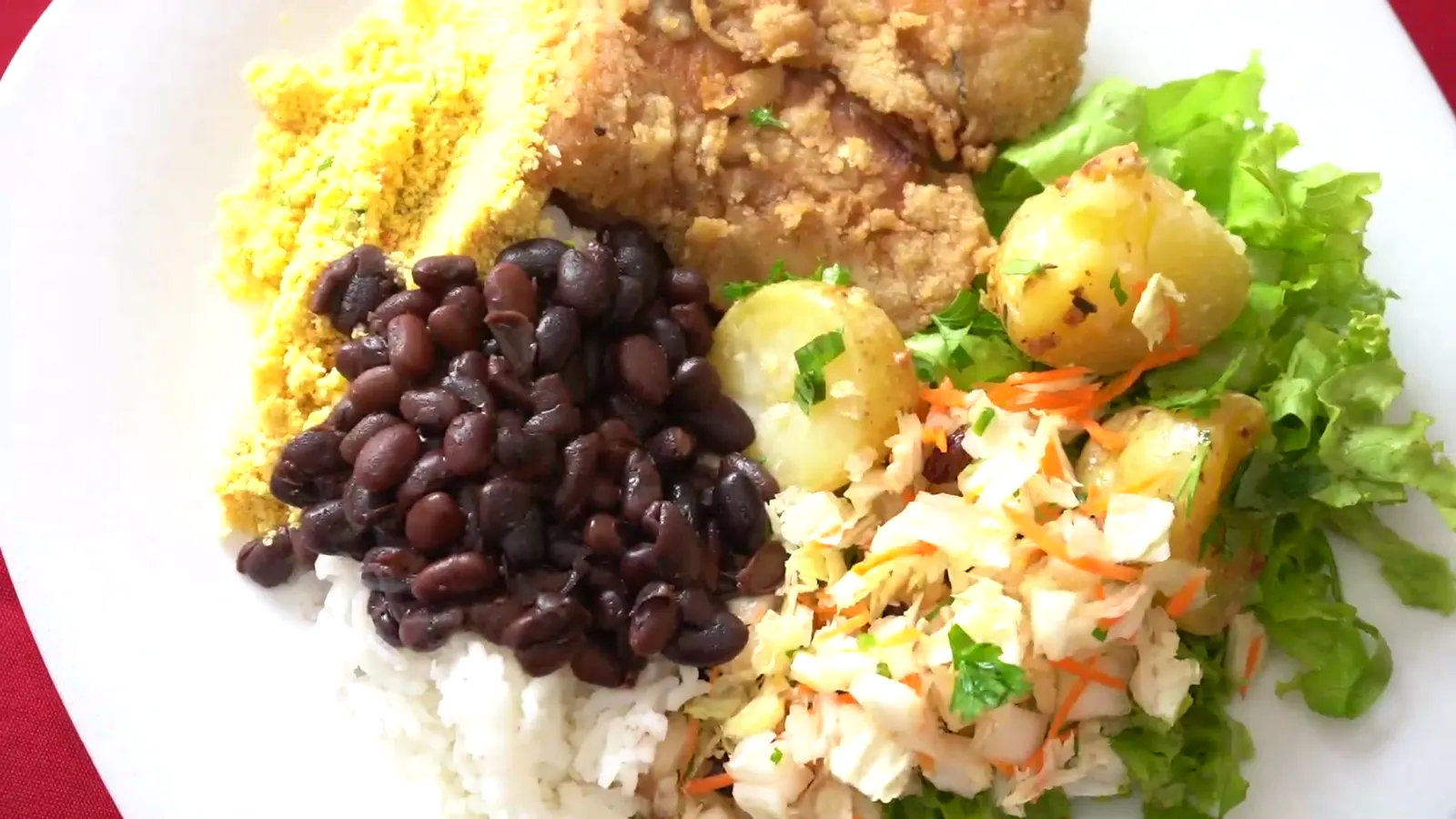 Prato feito com feijão, arroz, farofa e salada servido pela Gran Vitória