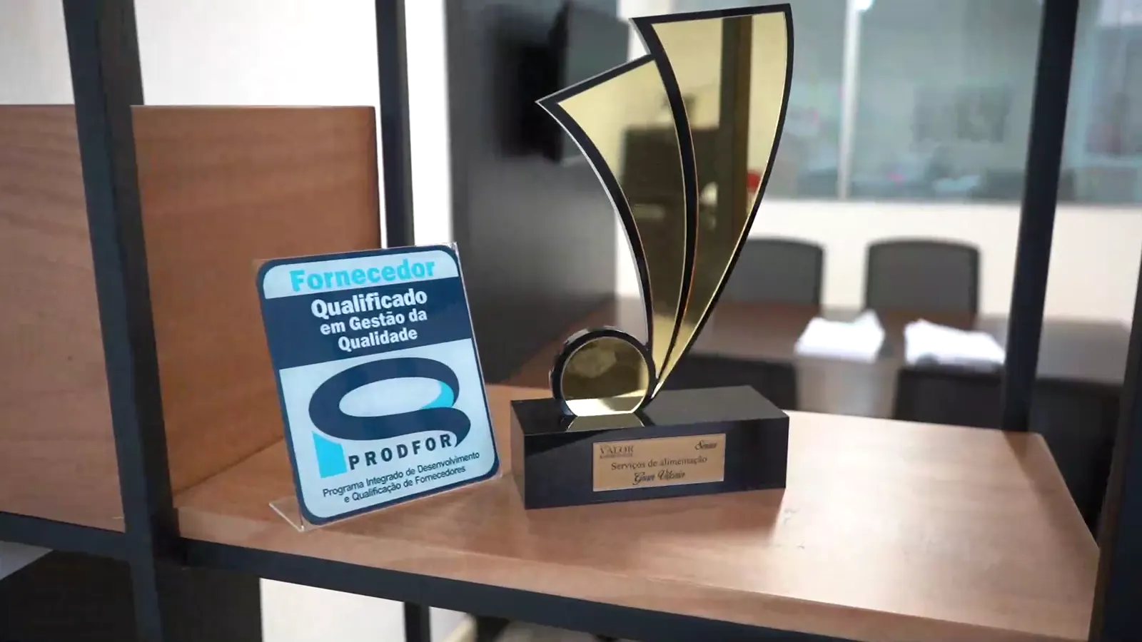 Selo PRODFOR de fornecedor qualificado em gestão da qualidade e troféu na sede da Gran Vitória